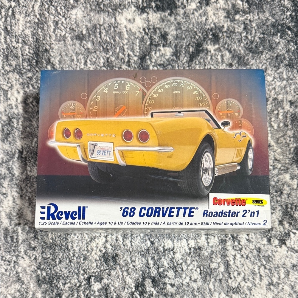New Sealed Revell '68 Corvette Roadster Model Kit 1:25 Scale 85-2544